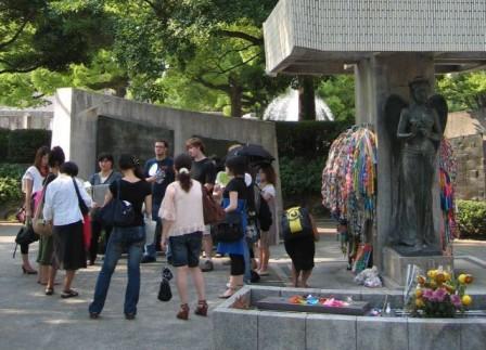 平和公園の碑を巡る