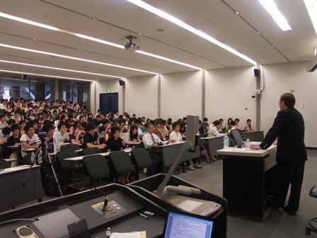 早稲田大学での講演の様子