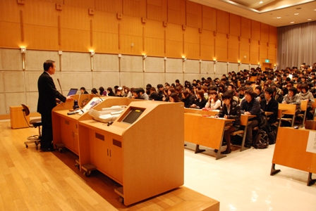 広島市立大学での講演の様子
