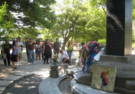 平和記念公園内を見学