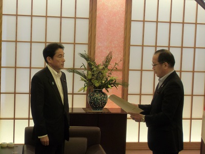 左から岸田外務大臣、松井広島市長