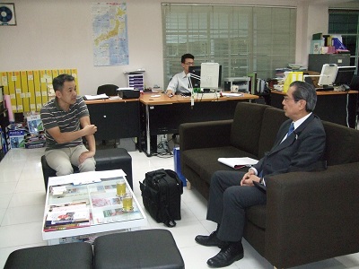 スウォムチャイ　チェンマイ市市長代理（左）との面会