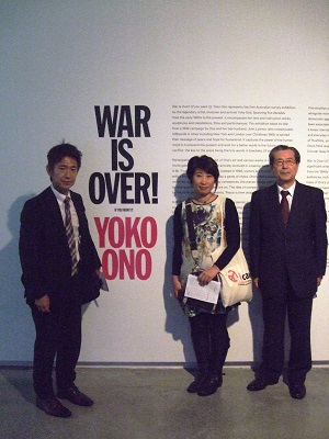 松香寿代プレストン　Japanese for Peace代表（中央）と、現代美術館のオノ・ヨーコ展にて