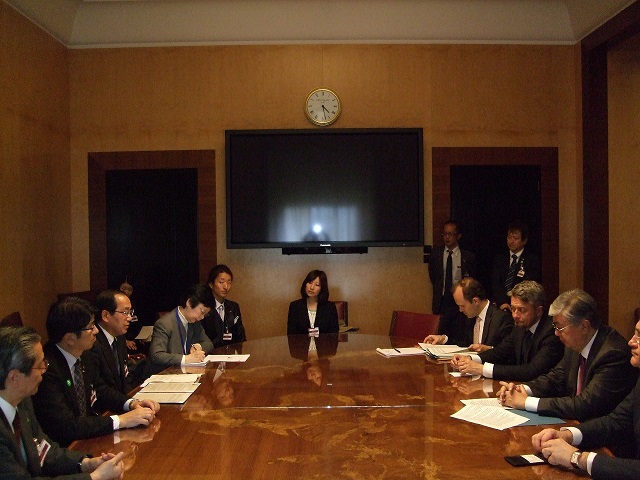 Meeting with Kassym-Jomart Tokayev, Director-General of the United Nations Office at Geneva, and presentation of the Mayors for Peace request letter