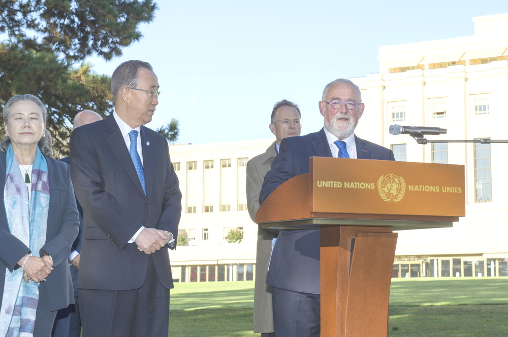 ドMr. Jan Durnez, Mayor of Ypres, delivering a message from the President of Mayors for Peace