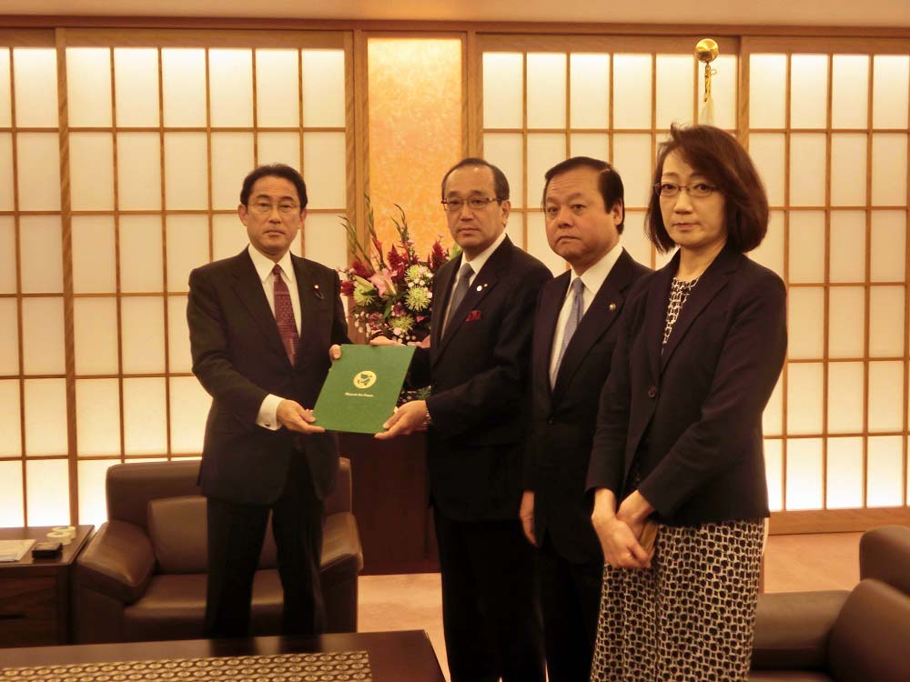 左から岸田外務大臣、松井広島市長、蕨佐倉市長、黒田長崎市東京事務所長