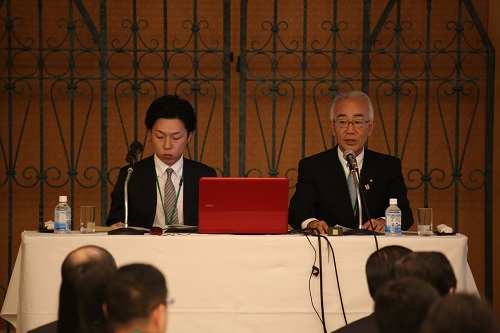尾崎東大和市長（右）による取組事例報告