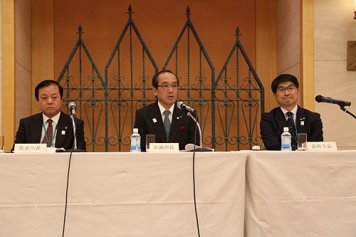 松井広島市長（中央）と田上長崎市長（右）と蕨佐倉市長（左）による記者会見