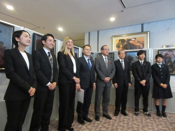 松井会長、フィン事務局長、対話集会に登壇する広島の４人の若者による記念写真撮影及び「原爆の絵」鑑賞