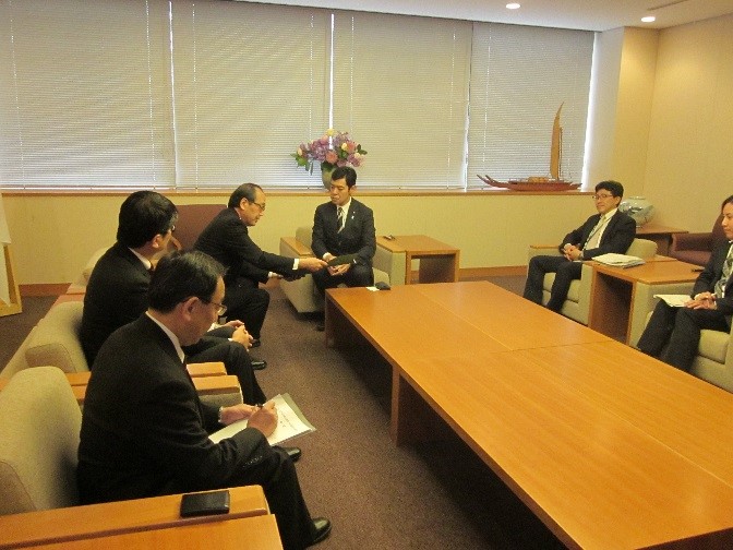 左手前から高原高山市市民活動部長、田上長崎市長、松井広島市長、辻外務大臣政務官