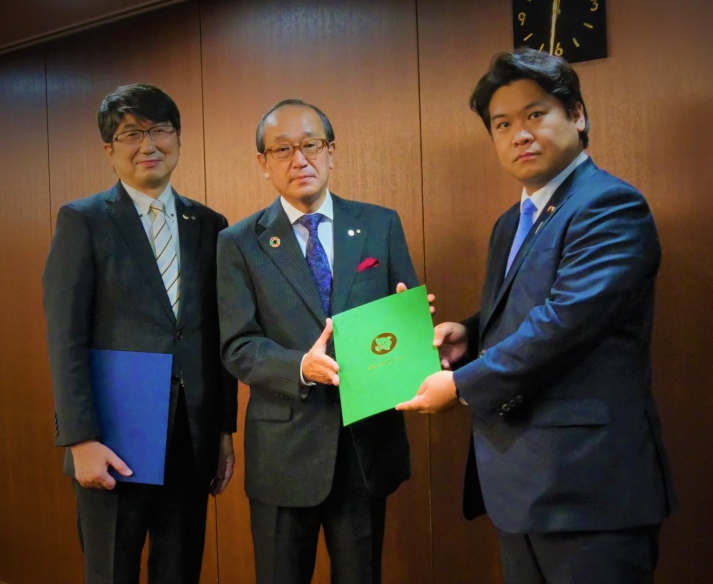 左から、田上長崎市長、松井広島市長、鷲尾外務副大臣