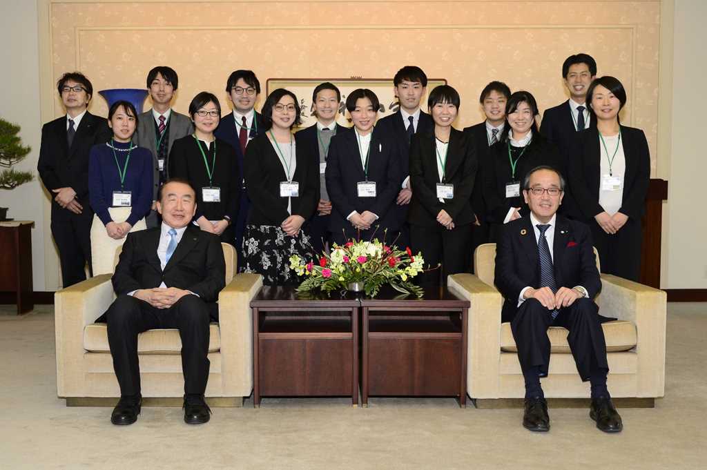 研修参加者と松井平和首長会議会長（写真前列右）、小泉平和首長会議事務総長（写真前列左）
