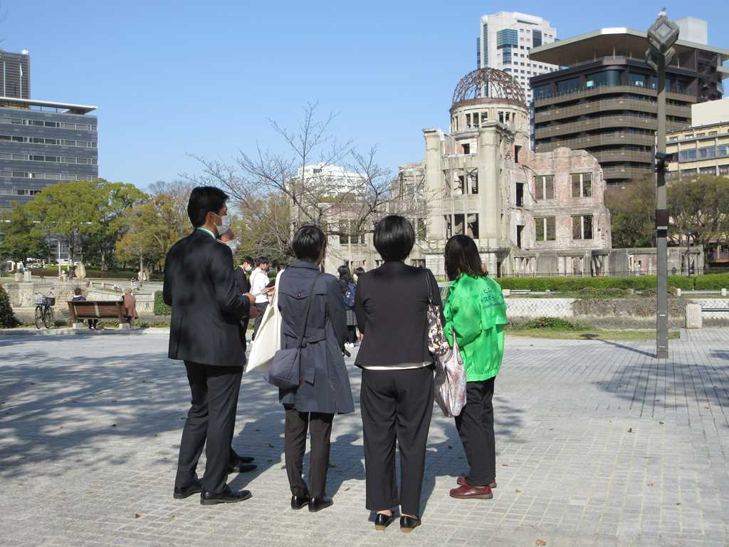 ピースボランティアのガイドによる平和記念公園碑めぐり